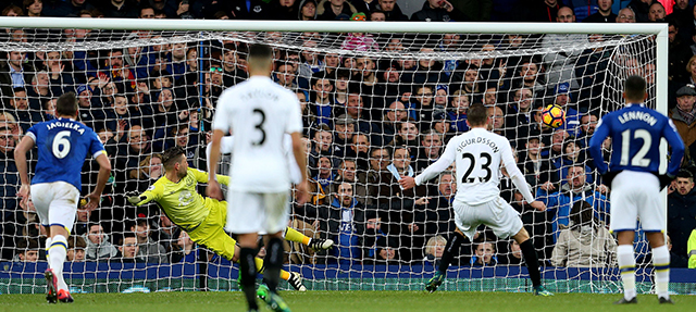 Gylfi Sigurdsson benut namens Swansea City een strafschop tegen het Everton van Ronald Koeman.