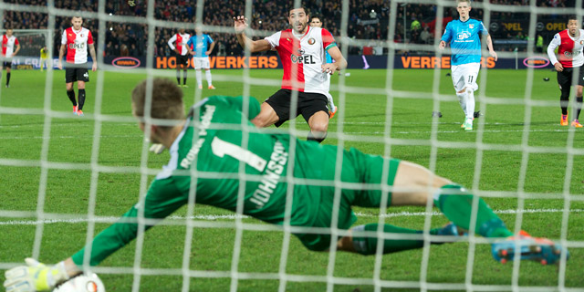 NEC-doelman Kalle Johnsson voorkomt dat Graziano Pellè vanaf de stip kan scoren. Het betekende de derde misser van Pellè in de Eredivisie namens Feyenoord.