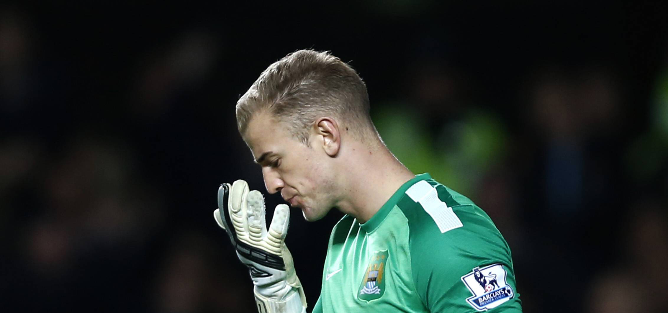 De tweede topwedstrijd gaat voor Manchester City echter op dramatische wijze verloren. Door een blunder van doelman Joe Hart gaat de ploeg met 2-1 ten onder bij Chelsea.