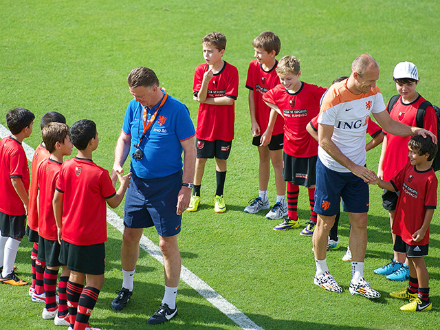 Voor de training heten Louis van Gaal en Arjen Robben de ballenjongens van dienst alvast welkom. Of andersom, dat kan natuurlijk ook.