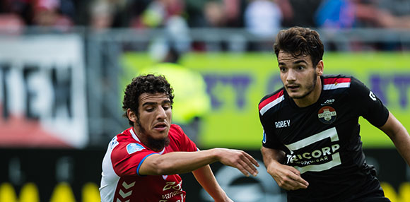 Yassin Ayoub (links) ging in de 69ste minuut aangeslagen naar de kant. De middenvelder van FC Utrecht was twintig minuten eerder flink geraakt door Ismail Azzaoui. 