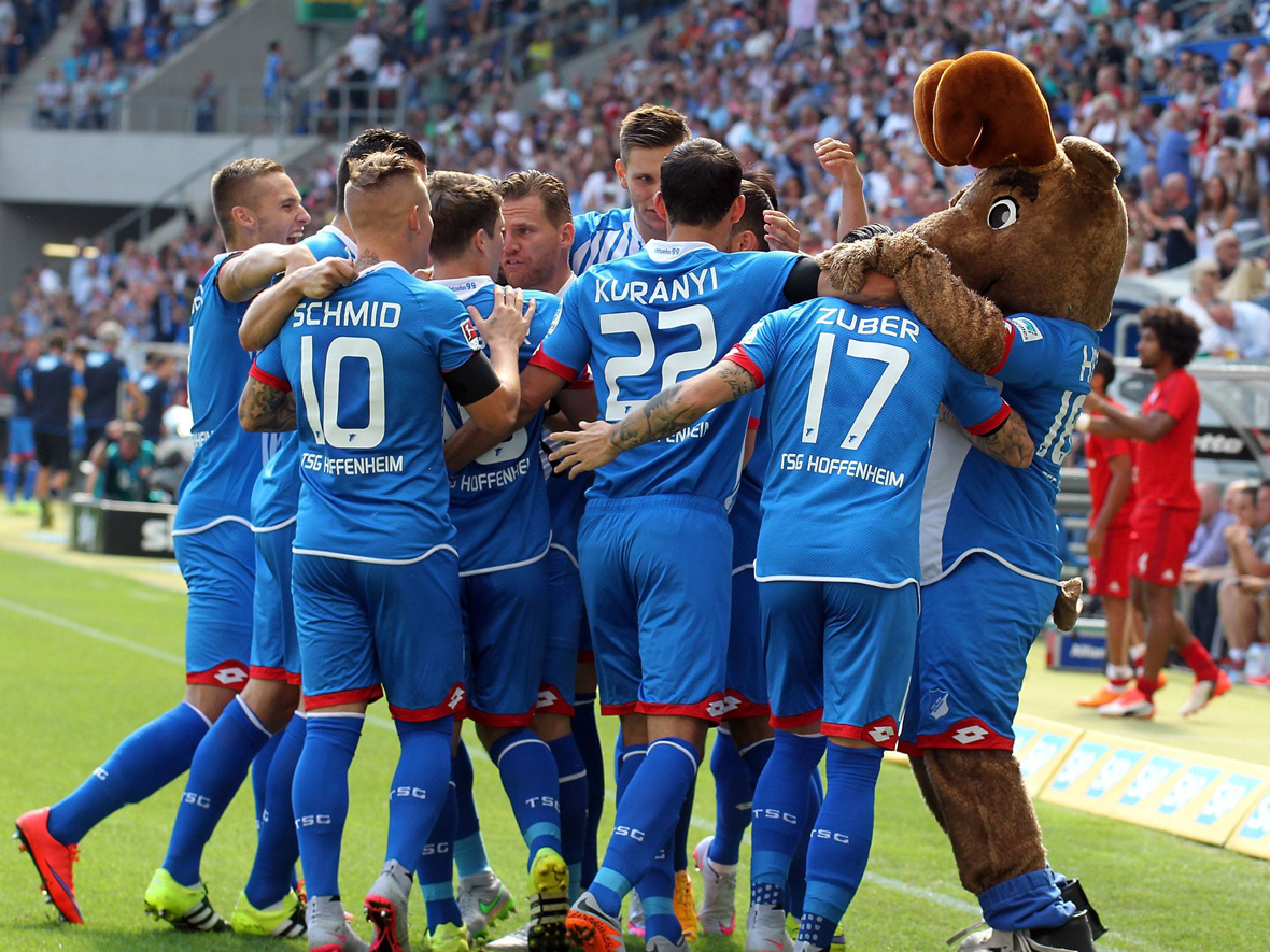 De blijdschap bij Hoffenheim was zo groot dat de mascotte de recordgoal mee mocht vieren. 