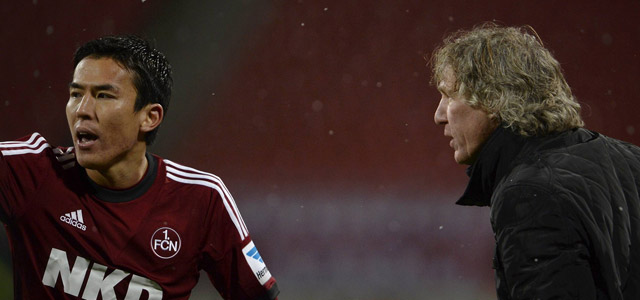 Gertjan Verbeek in conclaaf met zijn captain Makoto Hasebe. De Japanse middenvelder miste sinds zijn komst naar 1. FC Nürnberg nog geen minuut in de Bundesliga, maar staat nu een maand aan de zijlijn.
