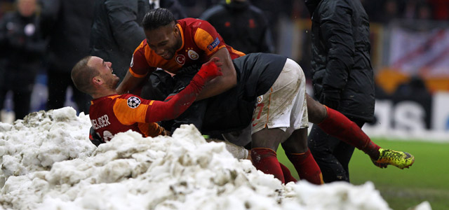 Wesley Sneijder viert zijn winnende treffer tegen Juventus al liggend in de sneeuw met Didier Drogba. Ook woensdag zou het volgens Sneijder wel eens kunnen gaan sneeuwen: &#039;Het weer is hier slecht, het zit dicht tegen sneeuw aan.&#039;