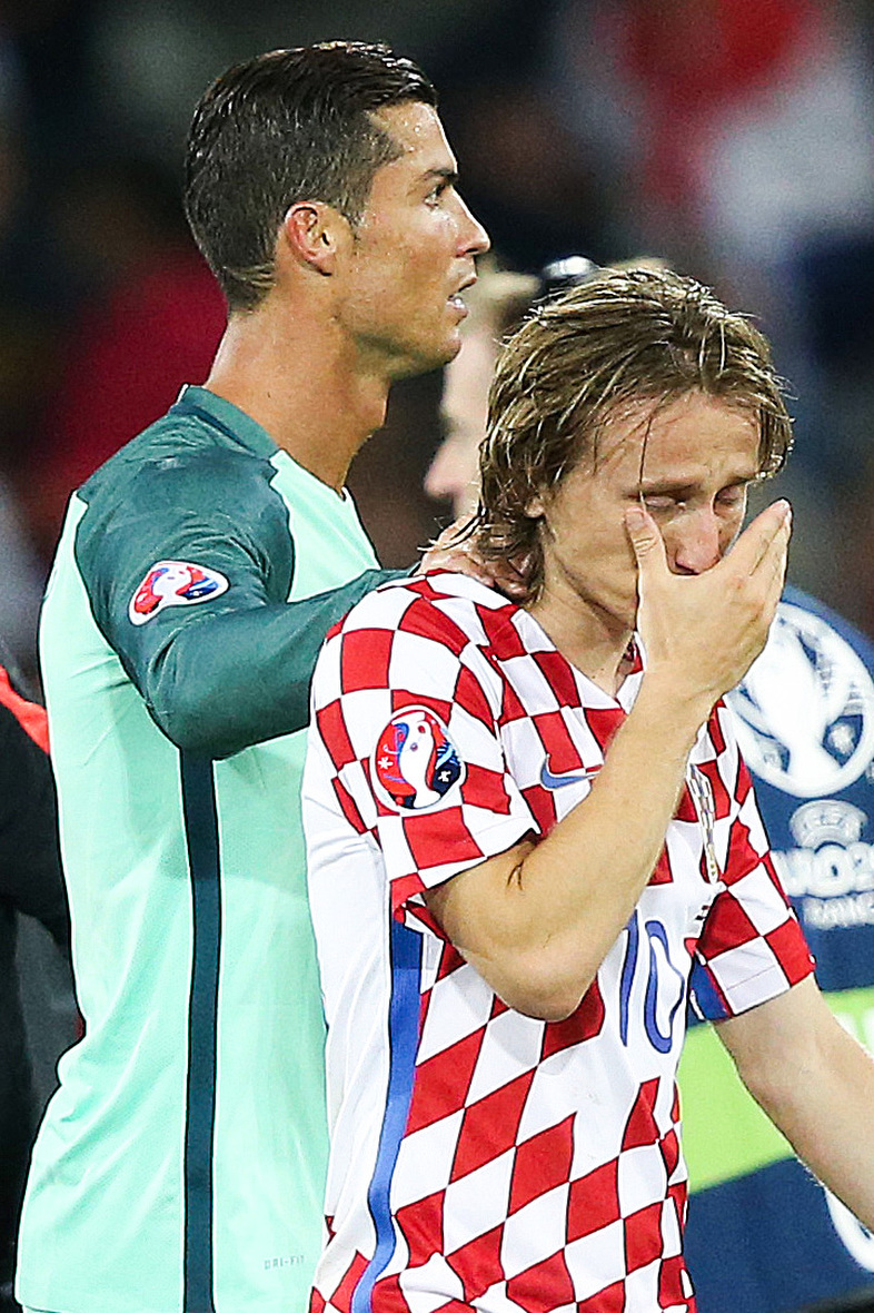 Luka Modric baalde van de zure nederlaag tegen de Portugezen en werd na afloop getroost door Cristiano Ronaldo, in het dagelijks leven zijn ploeggenoot.