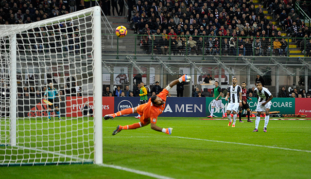 Juventus-doelman Gianluigi Buffon is kansloos bij de inzet van Manuel Locatelli.