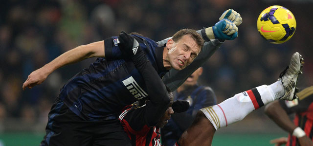 Doelman Samir Handanovic en Hugo Campagnaro van Inter in een verwoed duel met Mario Balotelli.