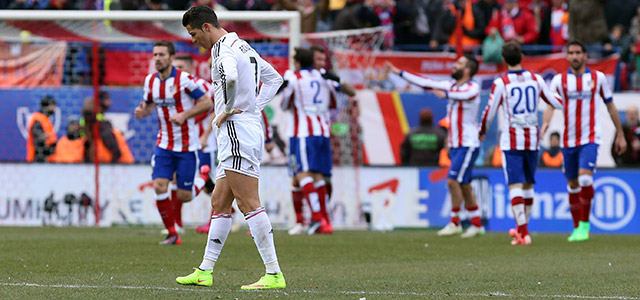 Cristiano Ronaldo buigt het hoofd tijdens de voor Real desastreus verlopen stadsderby tegen Atlético (4-0 verlies).