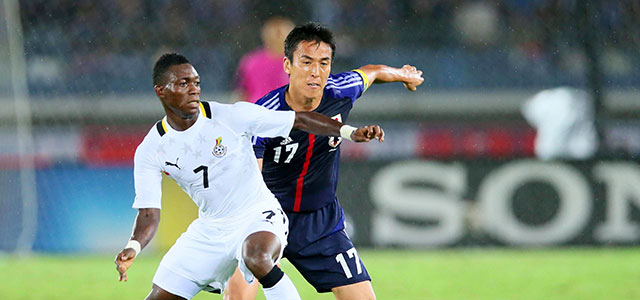 Vitesse-speler Christian Atsu, hier in duel met de Japanner Makoto Hasebe, kan met Ghana naar het WK.