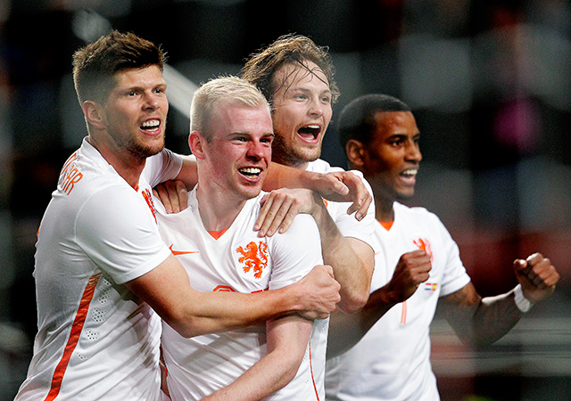 Davy Klaassen (tweede van links) heeft Nederland net op 2-0 gezet tegen Spanje.
