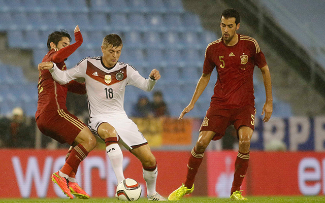 Isco en Toni Kroos, hier met elkaar in duel tijdens Spanje - Duitsland, vormen met elkaar het middenrif van Real Madrid.