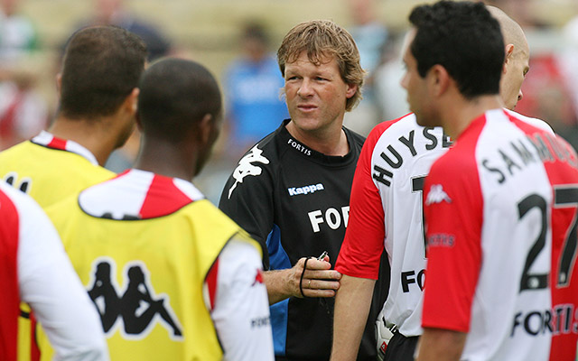 Erwin Koeman op het trainingsveld van Feyenoord. Rechts van hem Stein Huysemgems en Sammuel.