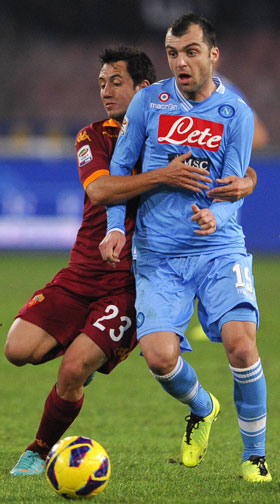 Goran Pandev in duel met Ivan Piris tijdens de wedstrijd Napoli - AS Roma van vorig seizoen (4-1 winst Napoli).