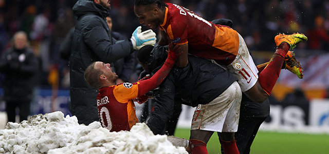 Wesley Sneijder viert zijn doelpunt tegen Juventus in de sneeuw met Didier Drogba.