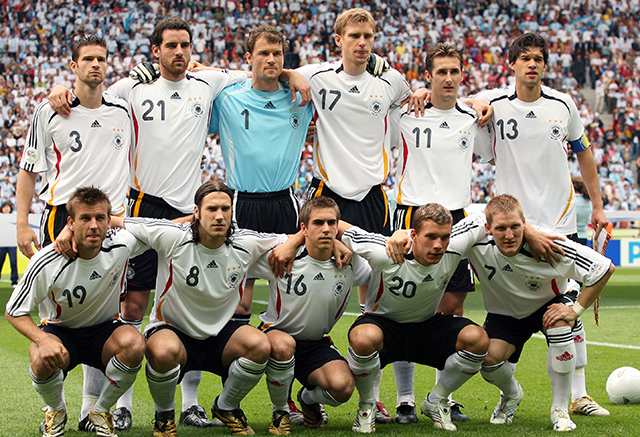 Duitsland tijdens het WK van 2006 in eigen land. Achterste rij v.l.n.r: Arne Friedrich, Cristoph Metzelder , Jens Lehmann, Per Mertesacker, Miroslav Klose, Michael Ballack. Voorste rij v.l.n.r: Bernd Schneider, Torsten Frings, Philipp Lahm, Lukas Podolski en Bastian Schweinsteiger.