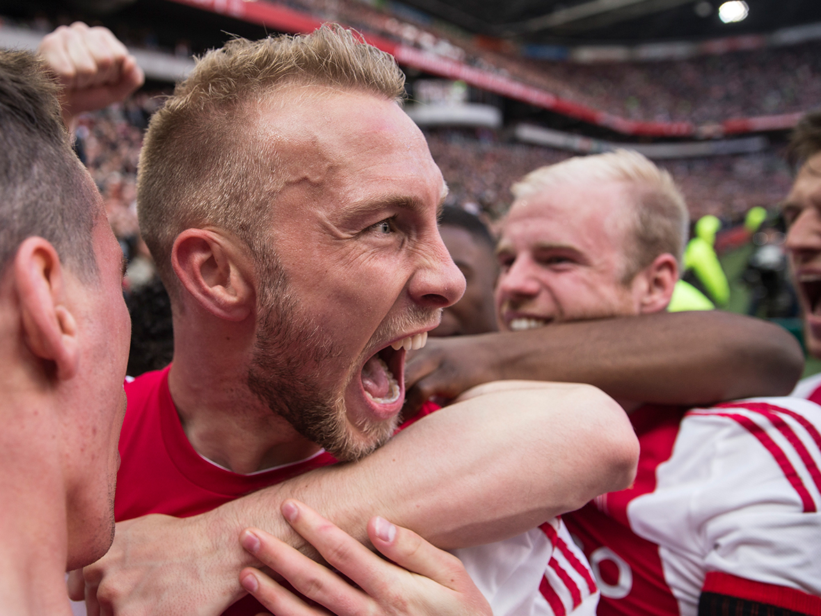 FC Twente is het volgende obstakel dat Ajax neemt op weg naar de titel. De Tukkers zorgen voor angstige momenten voor het Amsterdamse doel, maar druipen af met een 4-0 nederlaag. De ruime marge op PSV blijft onveranderd.