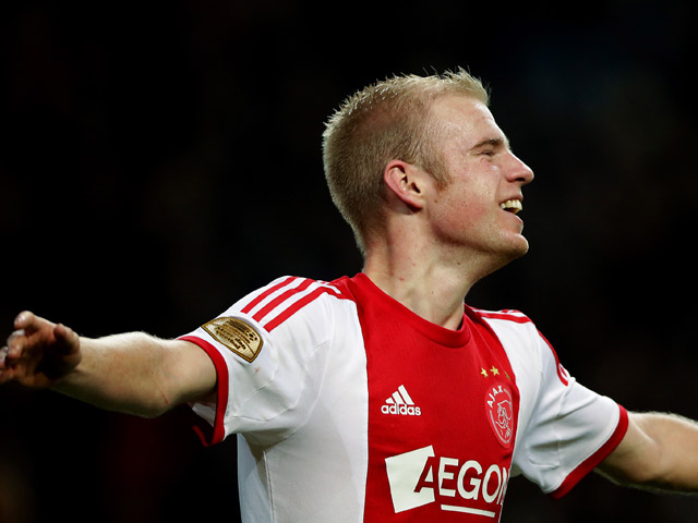 De held van Ajax zaterdagavond: Davy Klaassen, die afgelopen week niet voor niets de voorpagina sierde van Voetbal International. Met zijn eerste hattrick, weliswaar geen zuivere, leidde hij Ajax langs NAC Breda (4-0). Na afloop keek hij vol branie uit naar het allesbeslissende Champions League-duel met AC Milan. &#039;Ik heb er zin in.&#039;