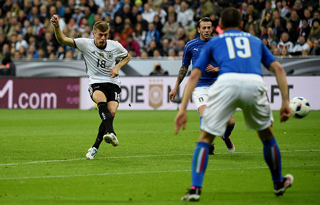 Toni Kroos zet Duitsland op voorsprong in de oefeninterland tegen Italië van eerder dit jaar (4-1 zege).