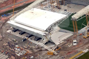 Het wordt een race tegen de klok om de ingestorte Corinthians Arena op tijd te herstellen.