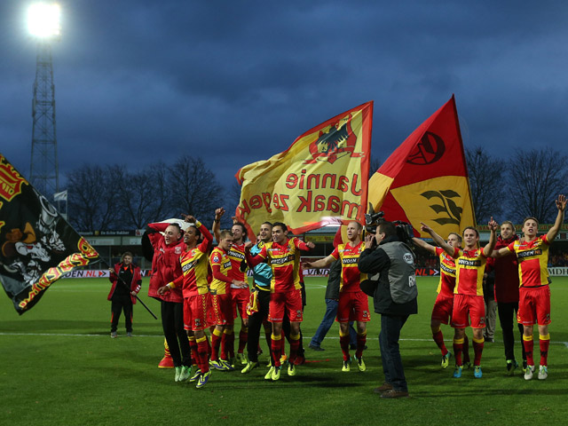 Jubelstemming in Deventer. Terwijl de duisternis intreedt vieren de spelers van Go Ahead feest. In de IJsselderby is aartsrivaal PEC Zwolle met 4-1 afgedroogd.