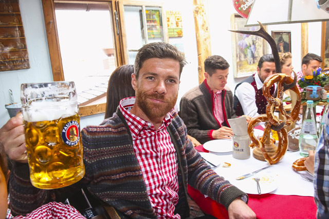Ook Xabi Alonso, deze zomer overgekomen van Real Madrid, is snel gewend aan de Duitse gebruiken.