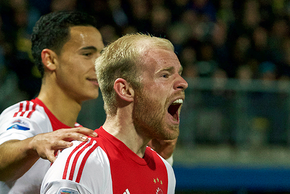 Overtuigend is het niet, maar Ajax zet in Leeuwarden een volgende stap op weg naar de titel. Davy Klaassen velt zaterdag met een kopbal op aangeven van supersub Anwar El Ghazi hekkensluiter SC Cambuur (0-1). 