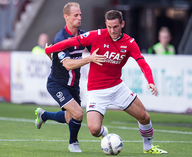 Vincent Janssen, hier in duel met Frank van der Struijk van Willem II, ondernam de meeste schotpogingen in de Eredivisie zonder te scoren.