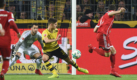 In de eerste wedstrijd tegen Borussia Dortmund van dit seizoen maakte Lewandowski de tweede van drie Bayern-treffers (1-3).
