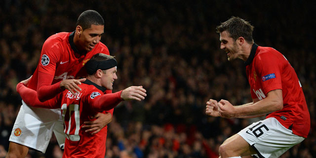 Wayne Rooney viert zijn doelpunt met Chris Smalling (links) en Michael Carrick (rechts).