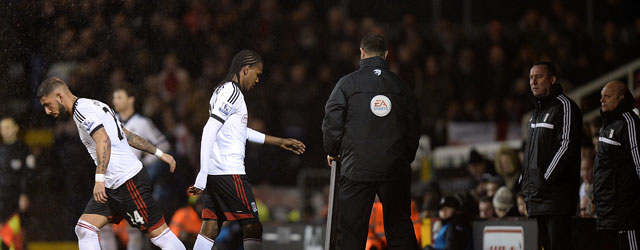 Rodallega wordt vervangen door Ashkan Dejagah. Meulensteen kijkt rechts toe.