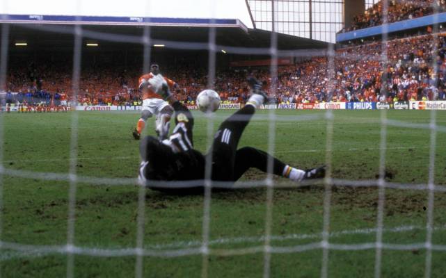 Clarence Seedorf stuit in de penaltyserie in de kwartfinale van het EK 1996 tegen Frankrijk op doelman Bernard Lama.