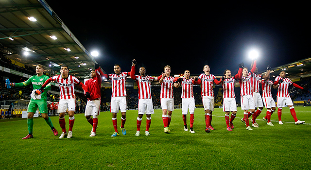In de 21ste speelronde wint PSV bij NAC Breda (0-2), terwijl Ajax thuis verliest van AZ (0-1). De Eindhovenaren hebben daardoor twaalf punten voorsprong op de nummer twee.