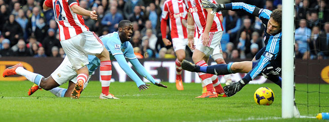 Yaya Touré scoort en is belangrijk voor Manchester City.