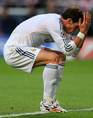 Gareth Bale beseft dat hij zojuist dé kans op de openingstreffer heeft laten liggen. 