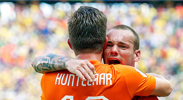 Doelpunten in de slotminuten van Klaas-Jan Huntelaar en Wesley Sneijder behoedden Oranje voor uitschakeling tegen Mexico in de achtste finale.