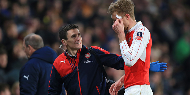 Arsenal won weliswaar maar liep ook tegen (lichte) blessures aan. Per Mertesacker verliet al voor rust het veld. Gabriel Paulista volgde hem en ook Aaron Ramsey haalde het einde niet. 