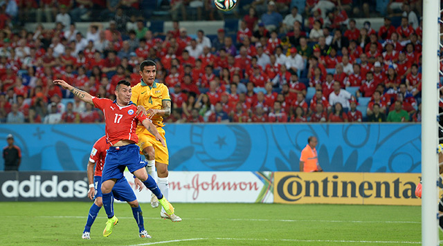 Tim Cahill troeft Gary Medel af in een luchtduel en kopt schitterend raak.