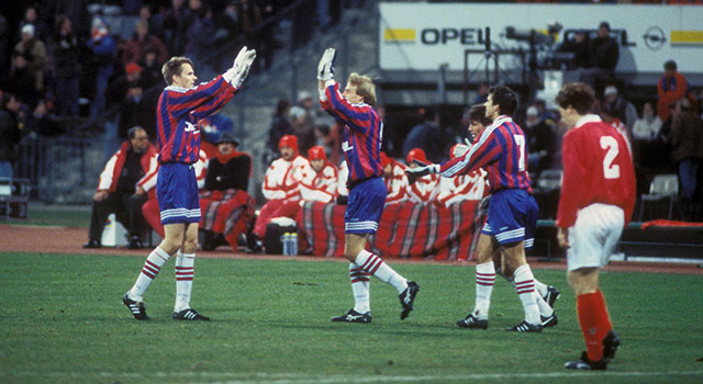Jürgen Klinsmann viert een van zijn zes treffers met Dietmar Hamann tijdens het tweeluik met Benfica in het seizoen 1995/96.