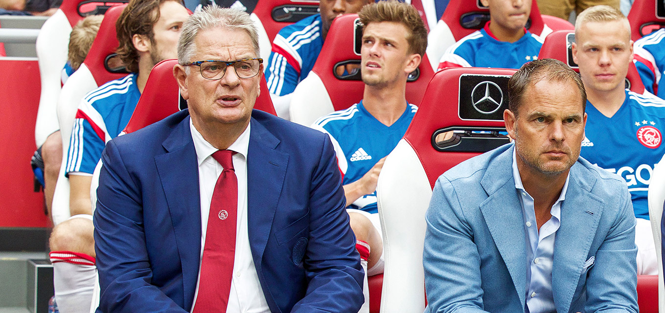 Hennie Spijkerman (links) op de Ajax-bank naast Frank de Boer.