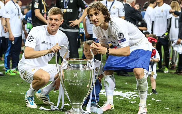 Het bestrafte Real Madrid wil zijn sterkhouders, onder wie Toni Kroos (links) en Luka Modric, langer aan zich binden.