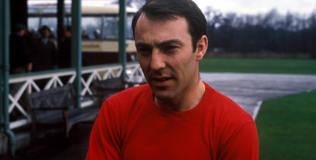 Jimmy Greaves maakte furore als spits van Tottenham Hotspur en Engeland, maar is op 75-jarige voetballer in ruste een kwetsbaar man. De Londenaar had in september dertigduizend pond nodig om een intensieve revalidatieperiode te kunnen starten, die nodig was na een beroerte. Een klein charmeoffensief om dit icoon, die in 58 interlands 44 keer doel trof, weer op de been te helpen, leverde hem binnen no time het streefbedrag op. Een kleine dankbetuiging voor zijn bijdrage aan de historie van het Engelse voetbal.