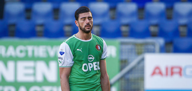 Graziano Pellè kan het niet geloven. De doorgaans trefzekere spits van Feyenoord laat op bezoek bij NAC in Breda twee grote kansen onbenut.
