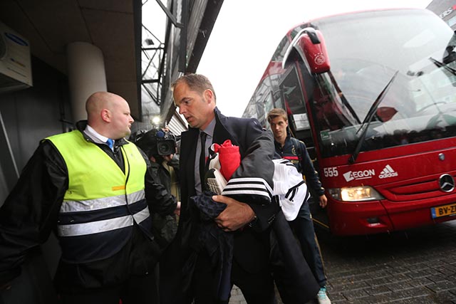 Ajax arriveert bij het stadion.