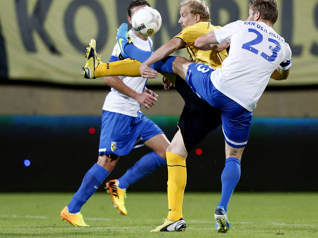 Frank Demouge en Jan-Arie van der Heijden zijn volledig in balans. Roda JC Kerkrade en Vitesse ook: 1-1.