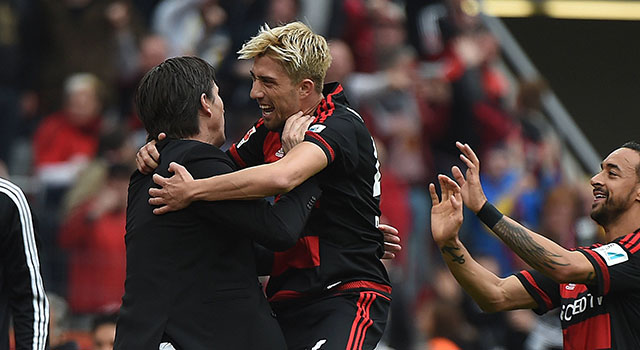 Kevin Kampl liet zich na twee maanden afwezigheid meteen weer gelden voor Bayer Leverkusen en deelt zijn vreugde met trainer Roger Schmidt.