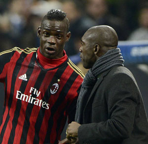 Clarence Seedorf doceert aanvaller Mario Balotelli.