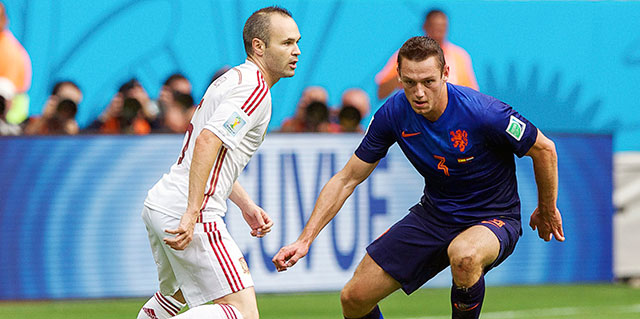 Andrés Iniesta in duel met Stefan de Vrij bij de 5-1 afgang tegen Nederland op het WK 2014.