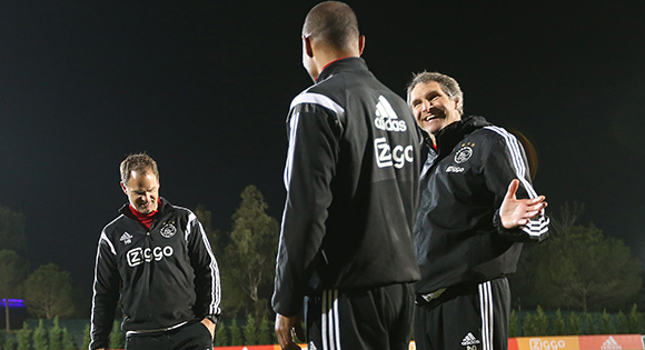Pim van Dord (rechts) tijdens het trainingskamp van Ajax in Belek in gesprek met hoofdtrainer Frank de Boer en zijn assistent Orlando Trustfull.