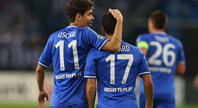Oscar en Eden Hazard vieren een doelpunt van Chelsea.