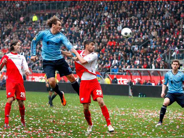 Dmitri Bulykin kopt Ajax in Stadion Galgenwaard op een 3-2 voorsprong in een van de meest opvallende onderlinge duels tussen FC Utrecht en Ajax. Hier kunnen de Amsterdammers nog lachen. 